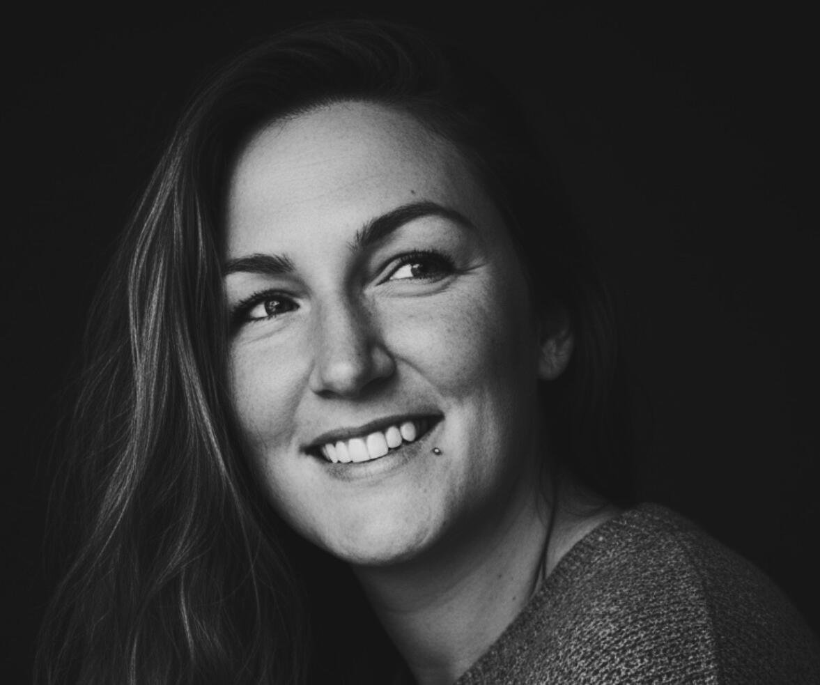 Künstlerin Cindy Esser - personalisierte Zeichnungen & emotionale Portraits Künstlerin Cindy Esser erstellt personalisierte Zeichnungen und emotioanle Portraits aus Fotos